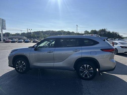 Celestial Silver Metallic 2022 Toyota Highlander XLE