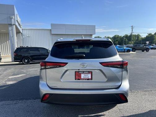 Celestial Silver Metallic 2022 Toyota Highlander XLE