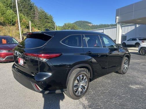 Black 2021 Toyota Highlander XLE