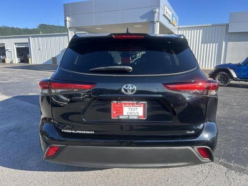 Black 2021 Toyota Highlander XLE