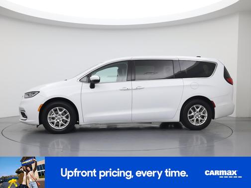 White 2023 Chrysler Pacifica Touring L
