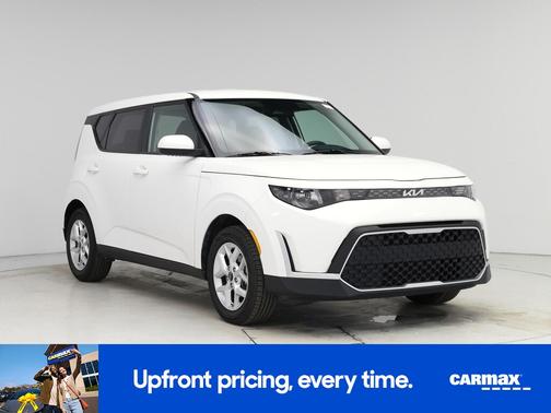 White 2025 Kia Soul LX