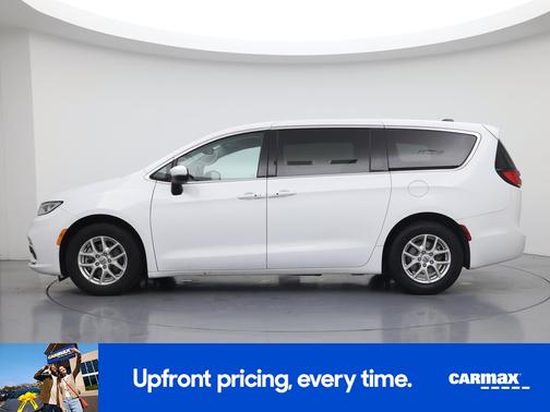 White 2023 Chrysler Pacifica Touring L