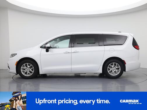 White 2023 Chrysler Pacifica Touring L