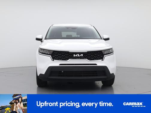 White 2023 Kia Sorento LX
