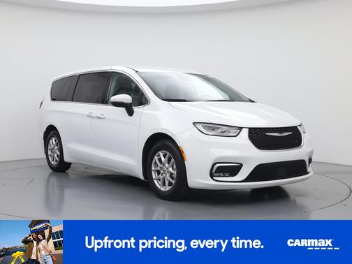 White 2023 Chrysler Pacifica Touring L