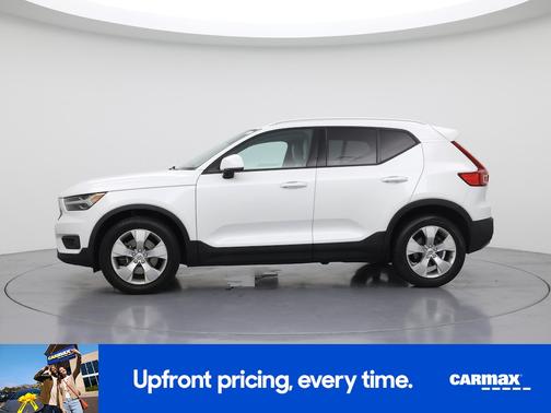 2022 Volvo XC40 T5 Momentum