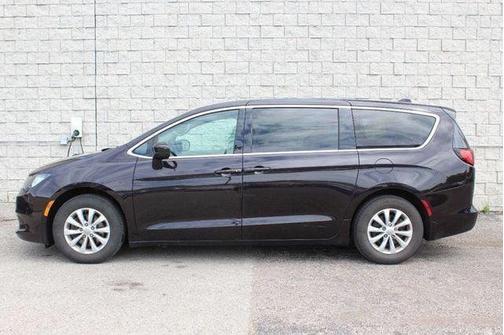Brilliant Black Crystal Pearlcoat 2017 Chrysler Pacifica Touring FWD