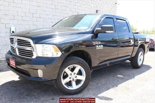 Brilliant Black Crystal Pearlcoat 2017 RAM 1500 Express 4x4 Crew Cab 5'7" Box