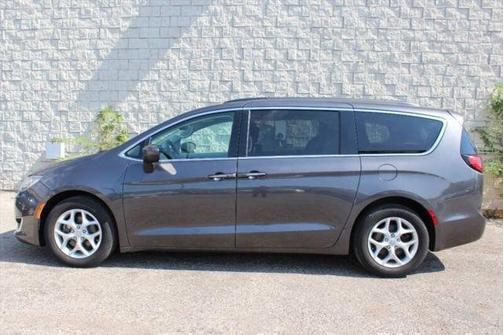 Granite Crystal Metallic Clearcoat 2017 Chrysler Pacifica Touring Plus FWD