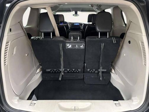 Brilliant Black Crystal Pearlcoat 2018 Chrysler Pacifica Touring-L