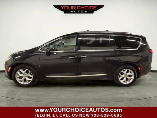 Brilliant Black Crystal Pearlcoat 2018 Chrysler Pacifica Touring-L