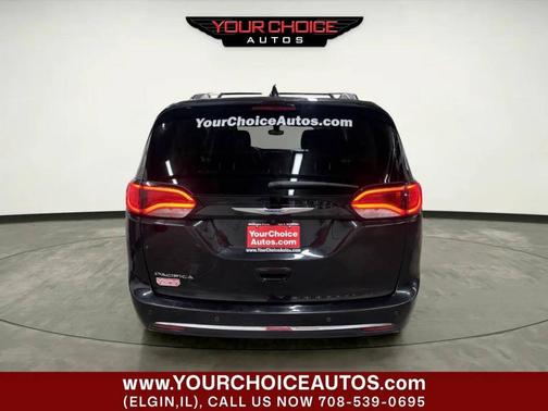 Brilliant Black Crystal Pearlcoat 2018 Chrysler Pacifica Touring-L