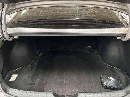 Fluid Metal 2025 Hyundai ELANTRA SE