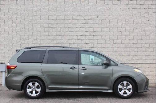 2018 Toyota Sienna LE