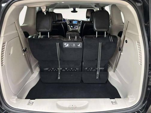 Brilliant Black Crystal Pearlcoat 2021 Chrysler Voyager LXI