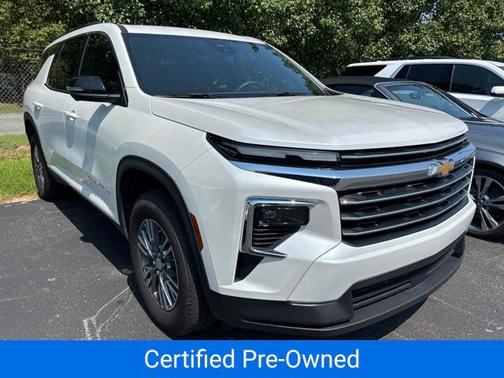 Iridescent Pearl Tricoat 2025 Chevrolet Traverse LT