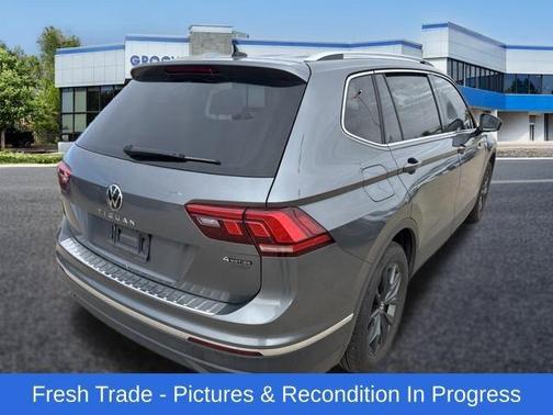 Platinum Gray Metallic 2024 Volkswagen Tiguan 2.0T SE