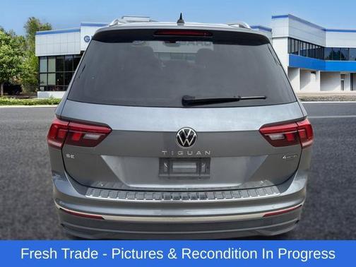 Platinum Gray Metallic 2024 Volkswagen Tiguan 2.0T SE