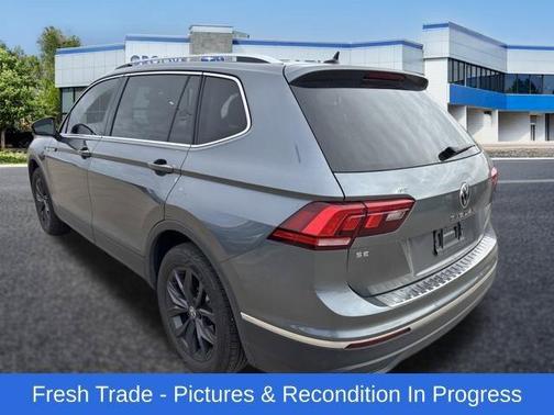 Platinum Gray Metallic 2024 Volkswagen Tiguan 2.0T SE