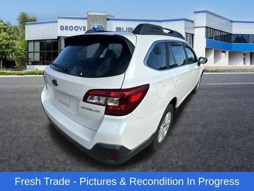 Crystal White Pearl 2018 Subaru Outback 2.5i