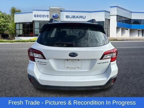 Crystal White Pearl 2018 Subaru Outback 2.5i