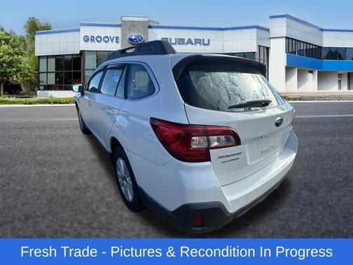 Crystal White Pearl 2018 Subaru Outback 2.5i