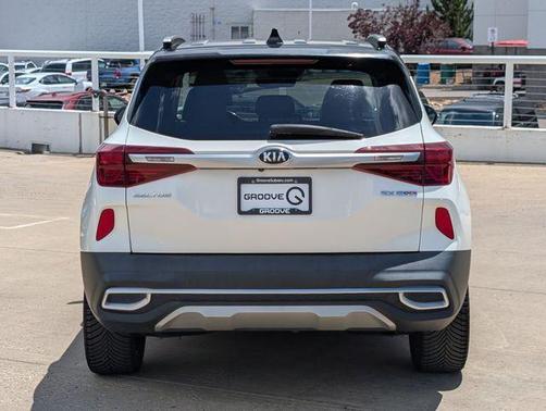 Clear White / Black Roof 2021 Kia Seltos SX