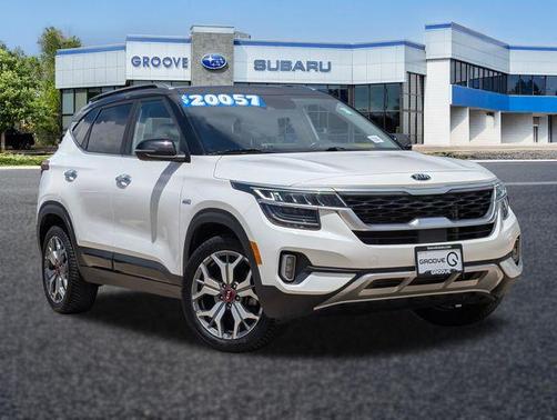 Clear White / Black Roof 2021 Kia Seltos SX