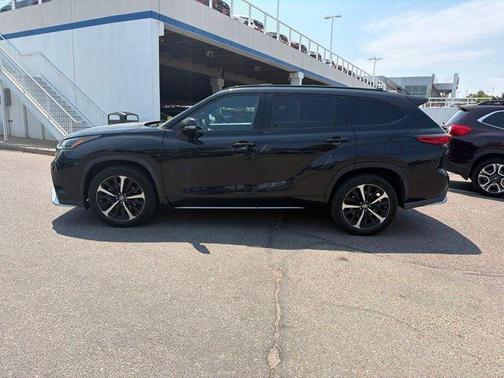 Midnight Black Metallic 2021 Toyota Highlander XSE