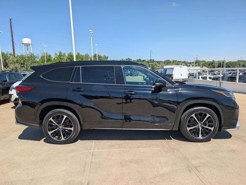 Midnight Black Metallic 2021 Toyota Highlander XSE