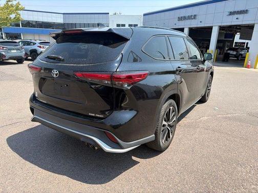 Midnight Black Metallic 2021 Toyota Highlander XSE