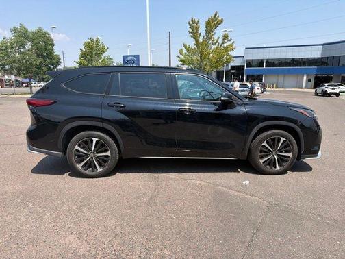 Midnight Black Metallic 2021 Toyota Highlander XSE