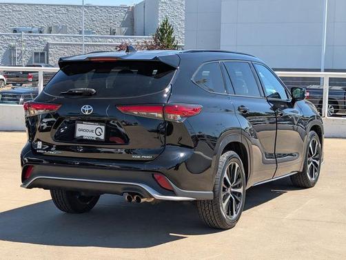Midnight Black Metallic 2021 Toyota Highlander XSE