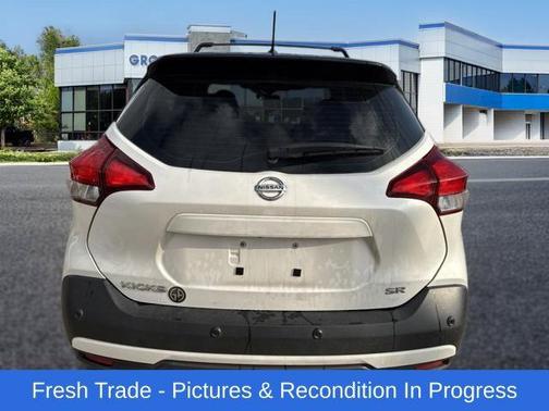 Aspen White / Super Black 2020 Nissan Kicks SR