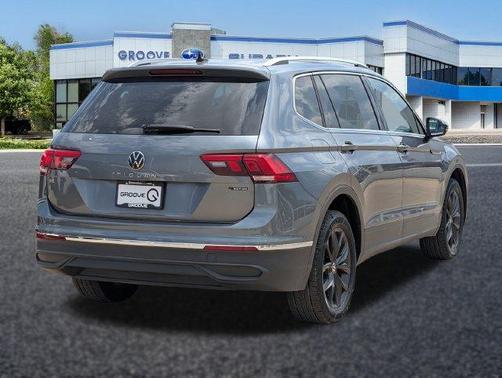 Platinum Gray Metallic 2024 Volkswagen Tiguan 2.0T SE
