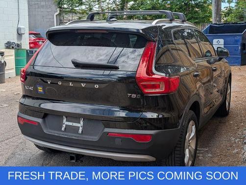 Onyx Black Metallic 2020 Volvo XC40 T5 Momentum