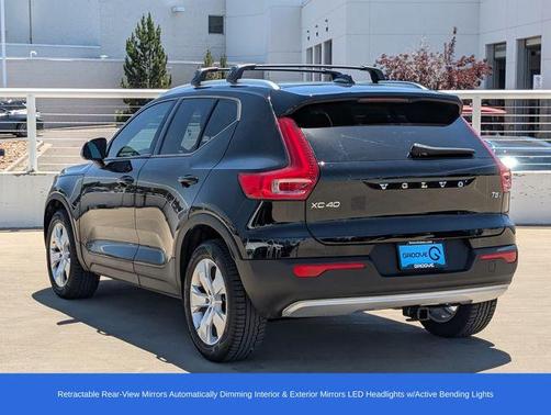Onyx Black Metallic 2020 Volvo XC40 T5 Momentum