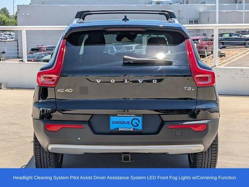 Onyx Black Metallic 2020 Volvo XC40 T5 Momentum