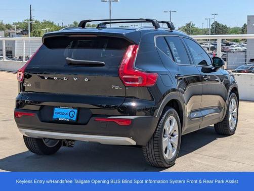 Onyx Black Metallic 2020 Volvo XC40 T5 Momentum