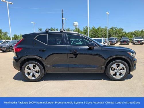 Onyx Black Metallic 2020 Volvo XC40 T5 Momentum
