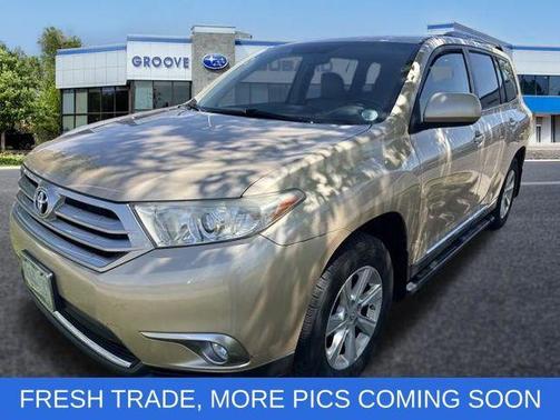 Sandy Beach Metallic 2011 Toyota Highlander SE