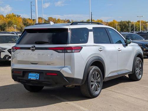 2023 Nissan Pathfinder SV