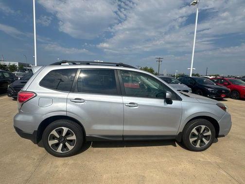 Ice Silver Metallic 2017 Subaru Forester 2.5i Premium