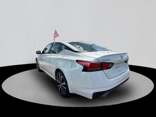 White 2019 Nissan Altima 2.5 SR
