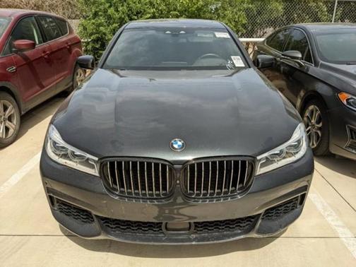 Photo 2 of 3 of 2019 BMW 750 i