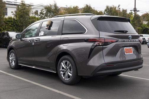 2025 Toyota Sienna XLE