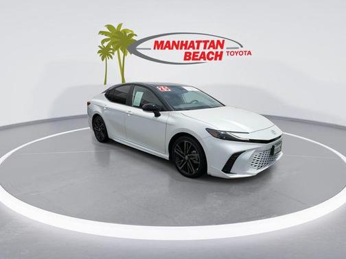 Wind Chill Pearl/Midnight Black Metallic 2025 Toyota Camry XSE