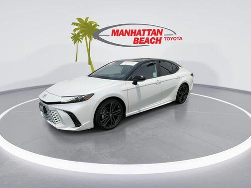 Wind Chill Pearl/Midnight Black Metallic 2025 Toyota Camry XSE