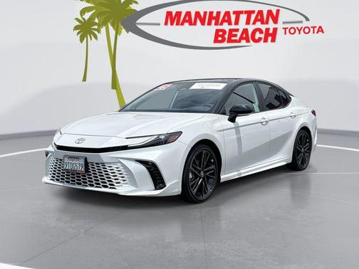 Wind Chill Pearl/Midnight Black Metallic 2025 Toyota Camry XSE